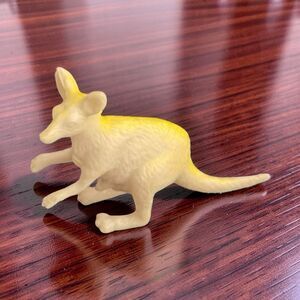 Mini Vintage Unbranded Plastic White Kangaroo w/ Joey White/Yellow B22